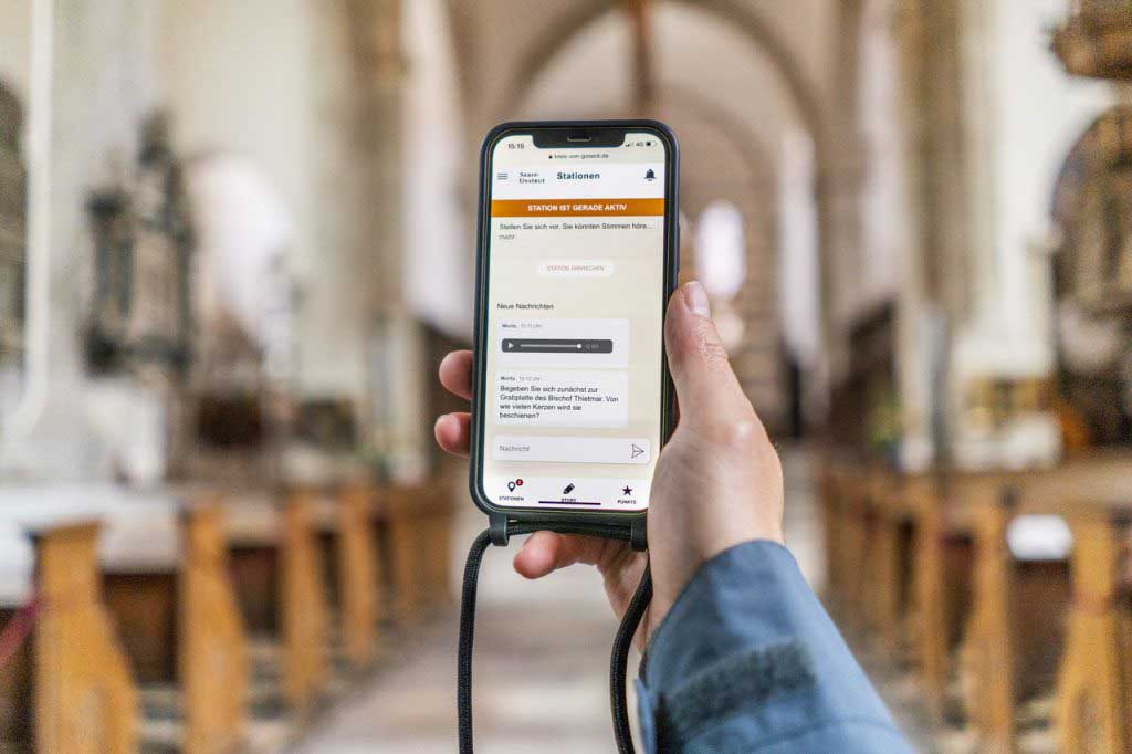 Marco zeigt die Web-App Kreis von Goseck (c) kommwirmachendaseinfach