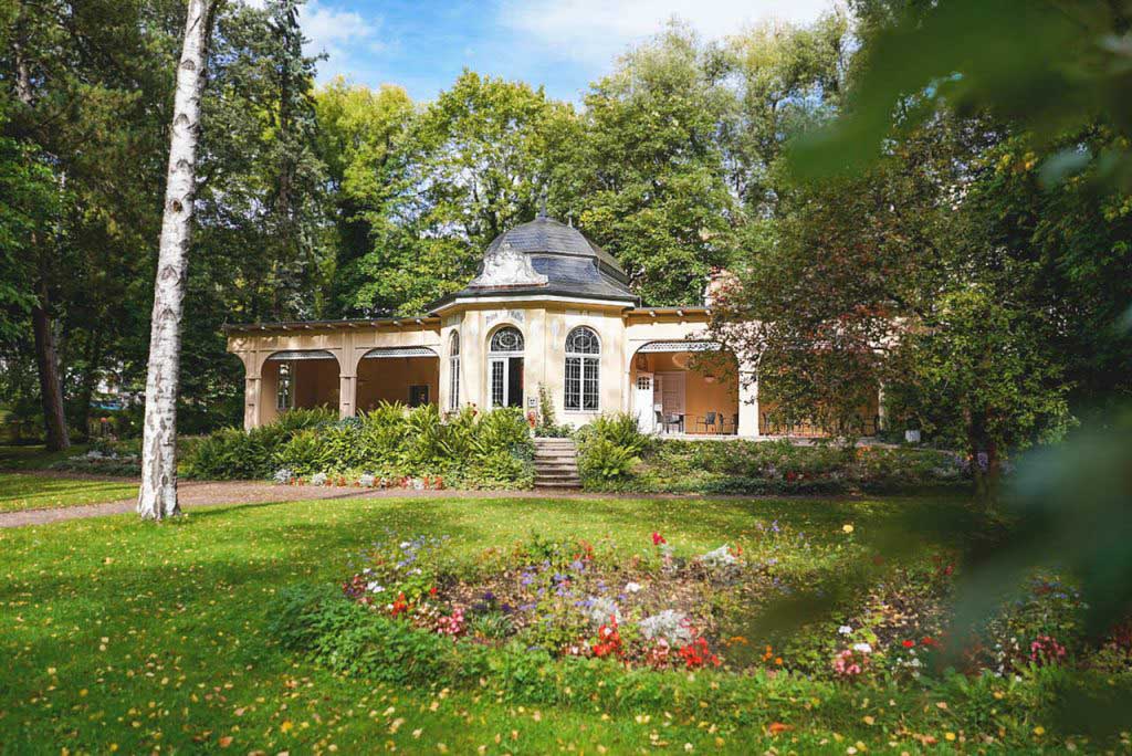 Trinkhalle im Kurpark von Bad Sulza (c) kommwirmachendaseinfach