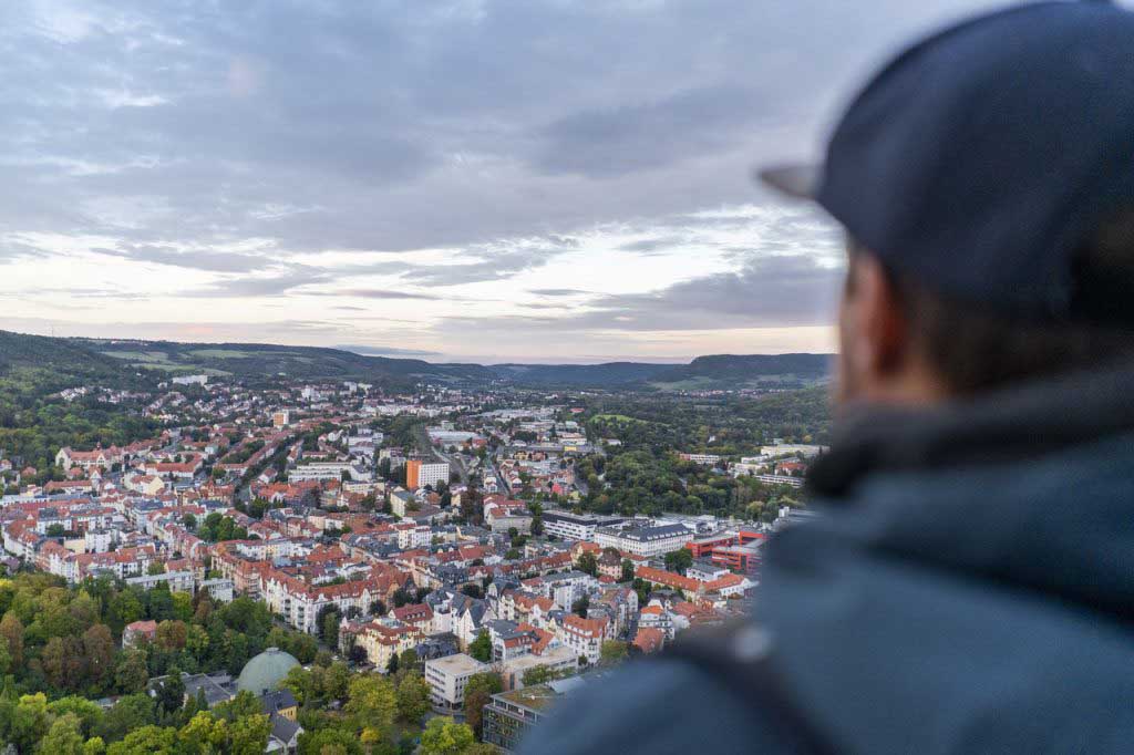Marco schaut vom JenTower über Jena (c) kommwirmachendaseinfach