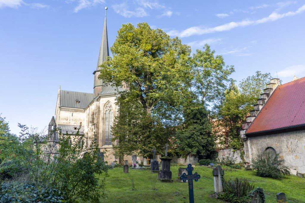 Kirche und Friedhof in Schulpforte (c) kommwirmachendaseinfach