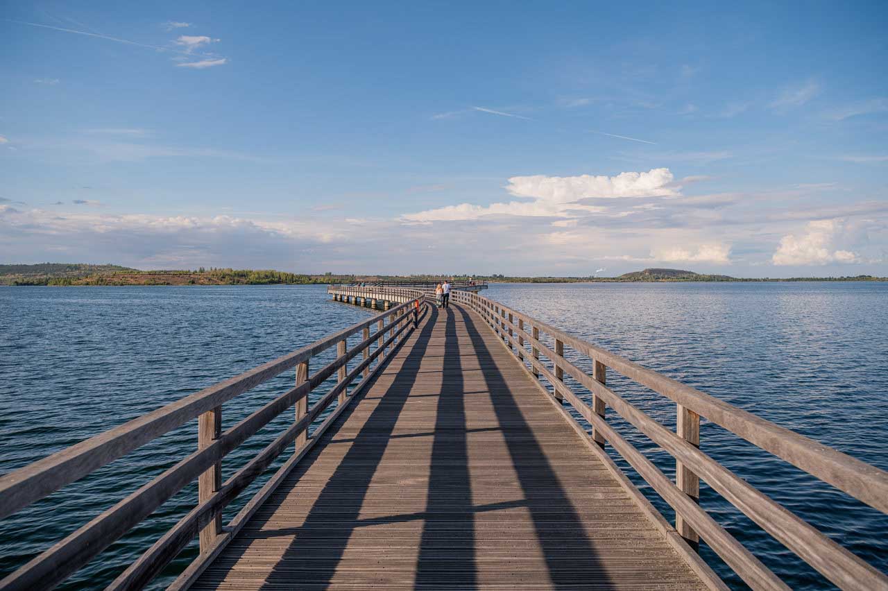 Weit hinaus aufs Wasser führt die Seebrücke Braunsbedra (c) Saale-Unstrut-Tourismus e.V., Falko Matte