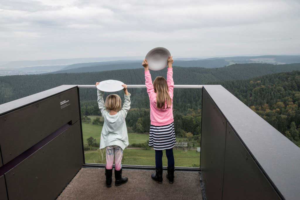 Auf dem Steg der Wünsche bringen Scherben Glück (c) Stiftung Leuchtenburg