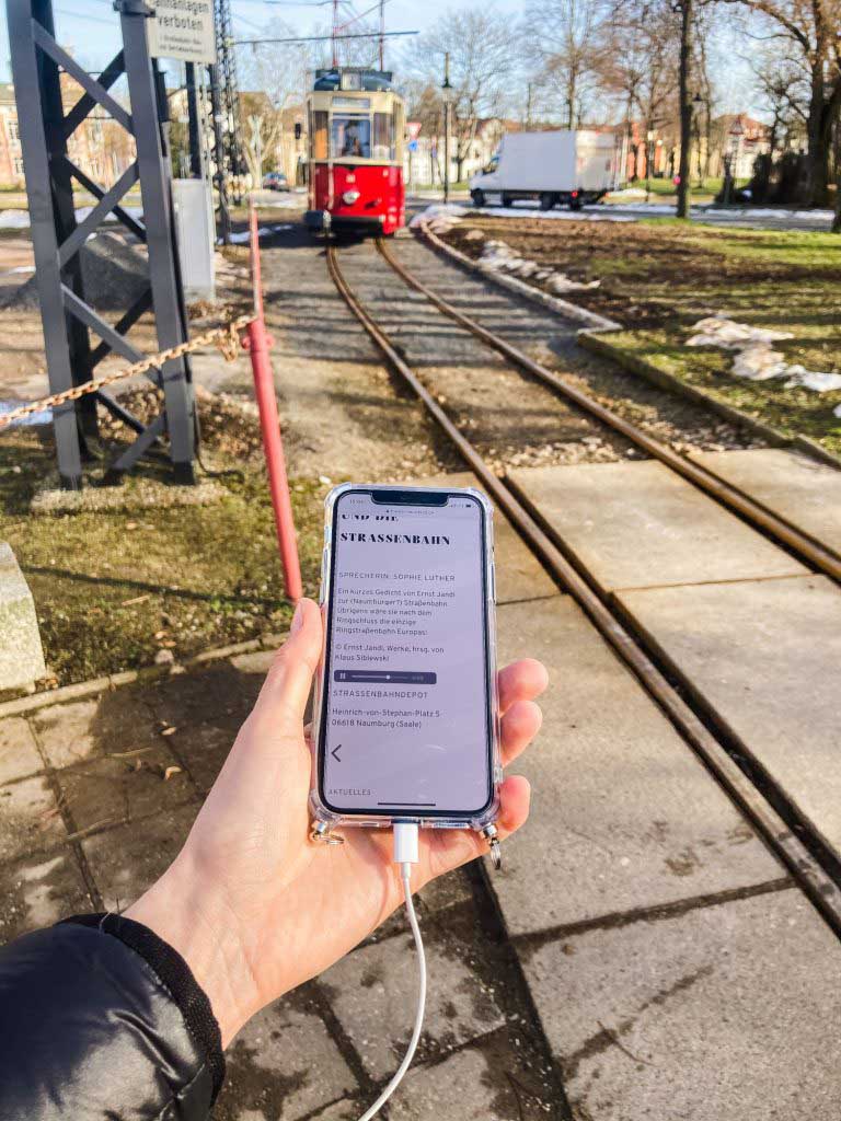 Mit Smartphone und App durch Saale-Unstrut - 8 digitale Führungen zum Kennenlernen In Naumburg mit dem Theaterspaziergang die Stadt erkunden (c) Saale-Unstrut-Tourismus e.V., Kristin Koch