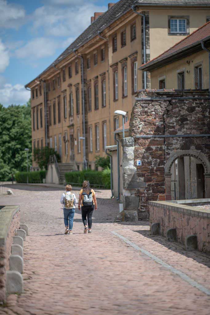 Zugang zum Schloss Ostrau (c) Saale-Unstrut-Tourismus e.V., Falko Matte