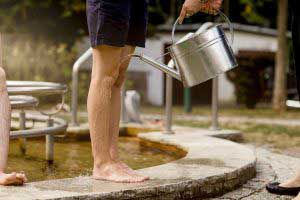 Kneipp with watering can (c) Saale-Unstrut-Tourismus e.V., Transmedial