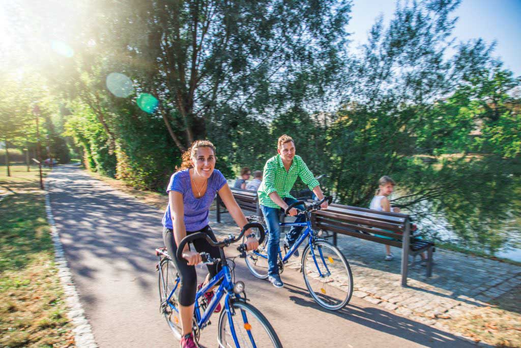 De Saale-fietsroute loopt zeer dicht langs de rivieroever direct door Weißenfels (c) Saale-Unstrut-Tourismus e.V., Transmedial