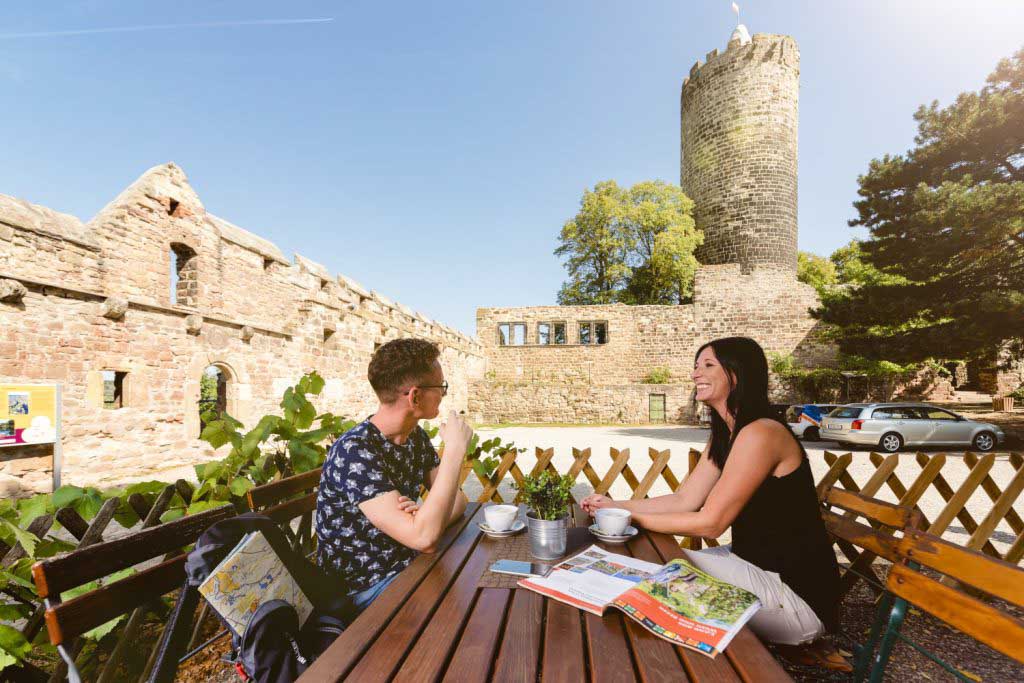 It is also possible to stop for refreshments in the courtyard of Schönburg Castle (c) Saale-Unstrut-Tourismus e.V., Transmedial