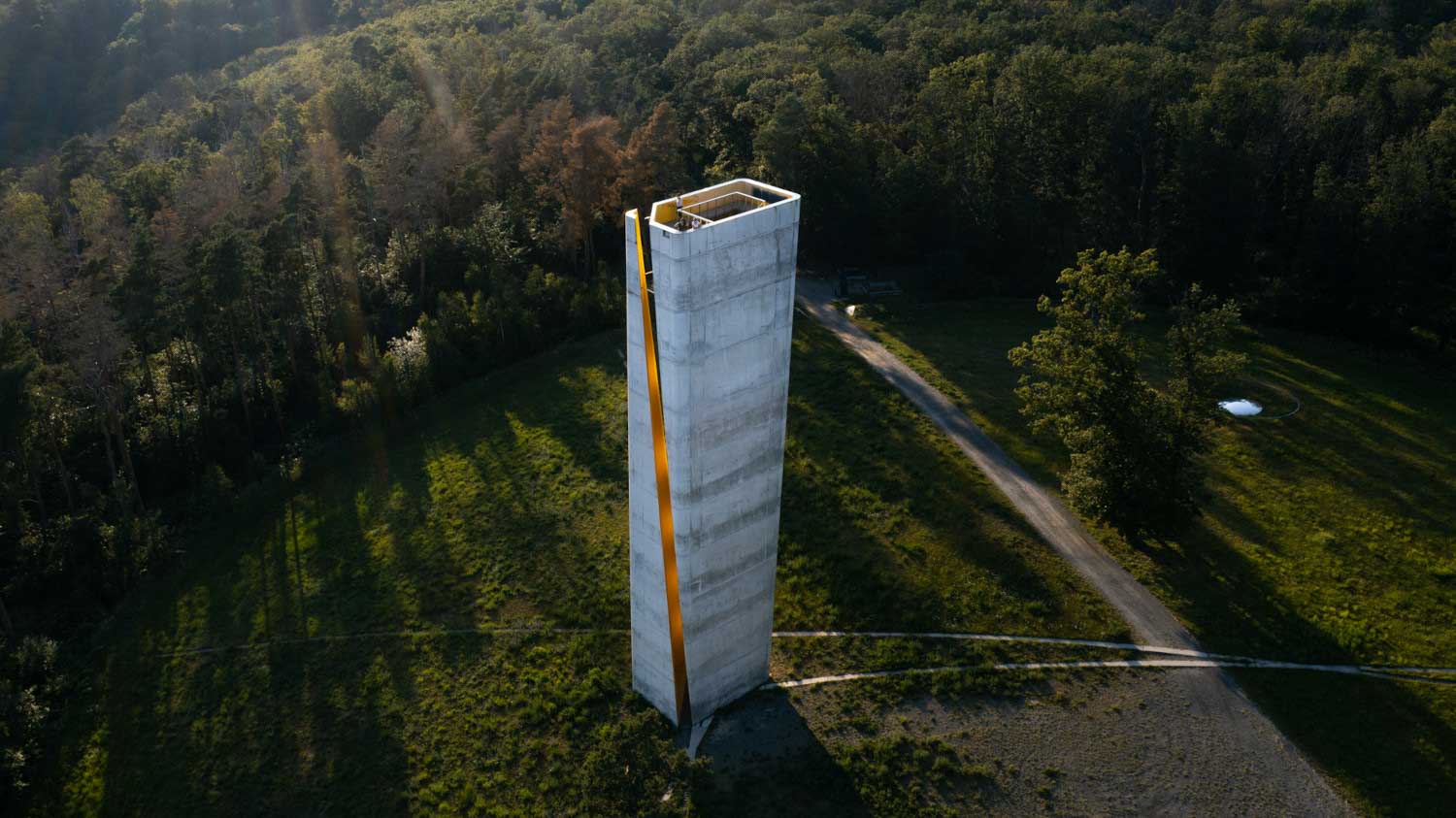 Vom Aussichtsturm hat man einen schönen Blick auf das Himmelsauge rechts (c) Saale-Unstrut-Tourismus e.V., Falko Matte