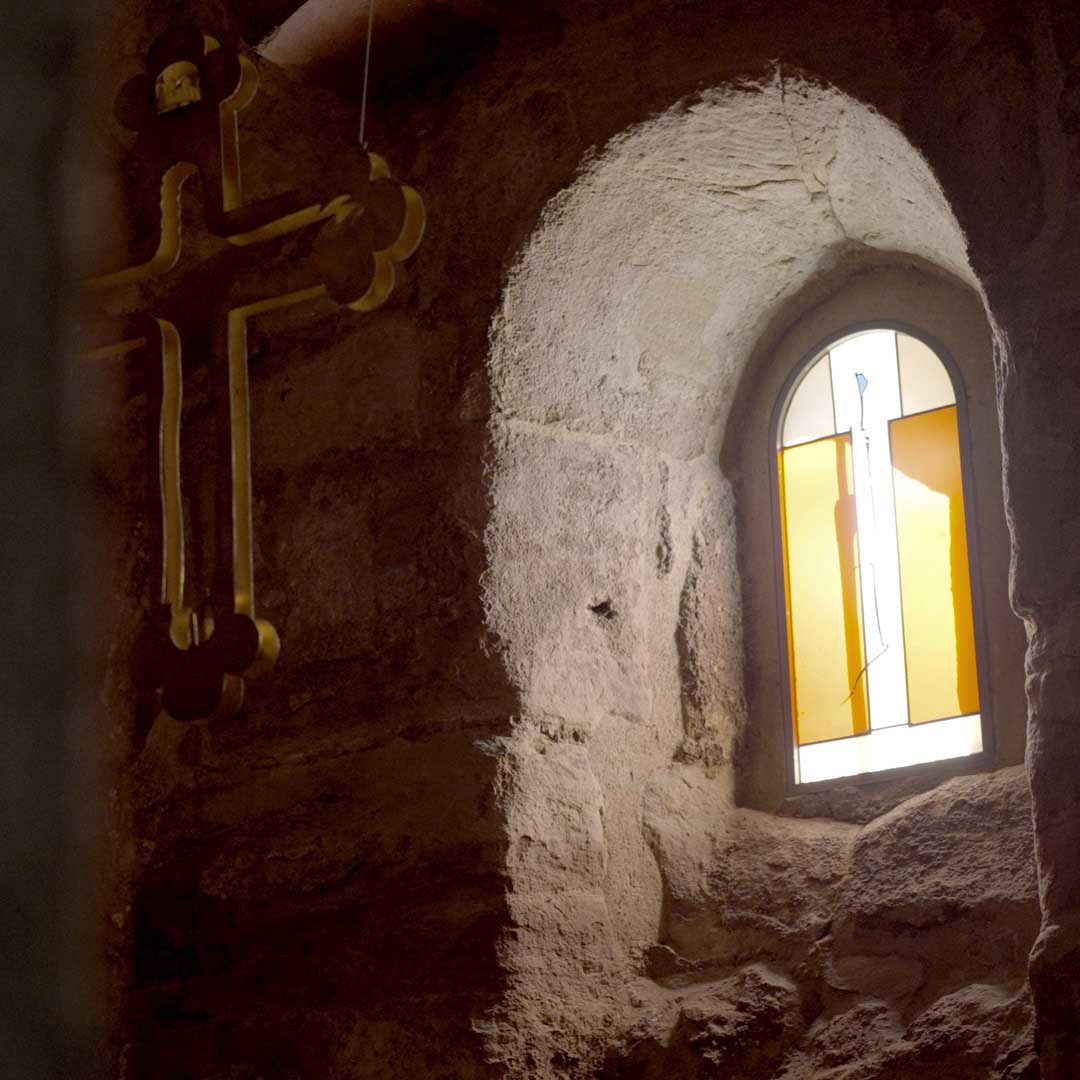 Farbfenster in der romanischen Krypta in Memleben (c) Daniel Remler