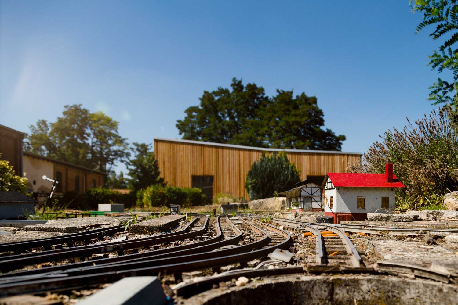 Op het terrein bevinden zich een machinepark, een miniatuurpark en een bruinkoolbos (c) Saale-Unstrut-Tourismus e.V., Transmedial