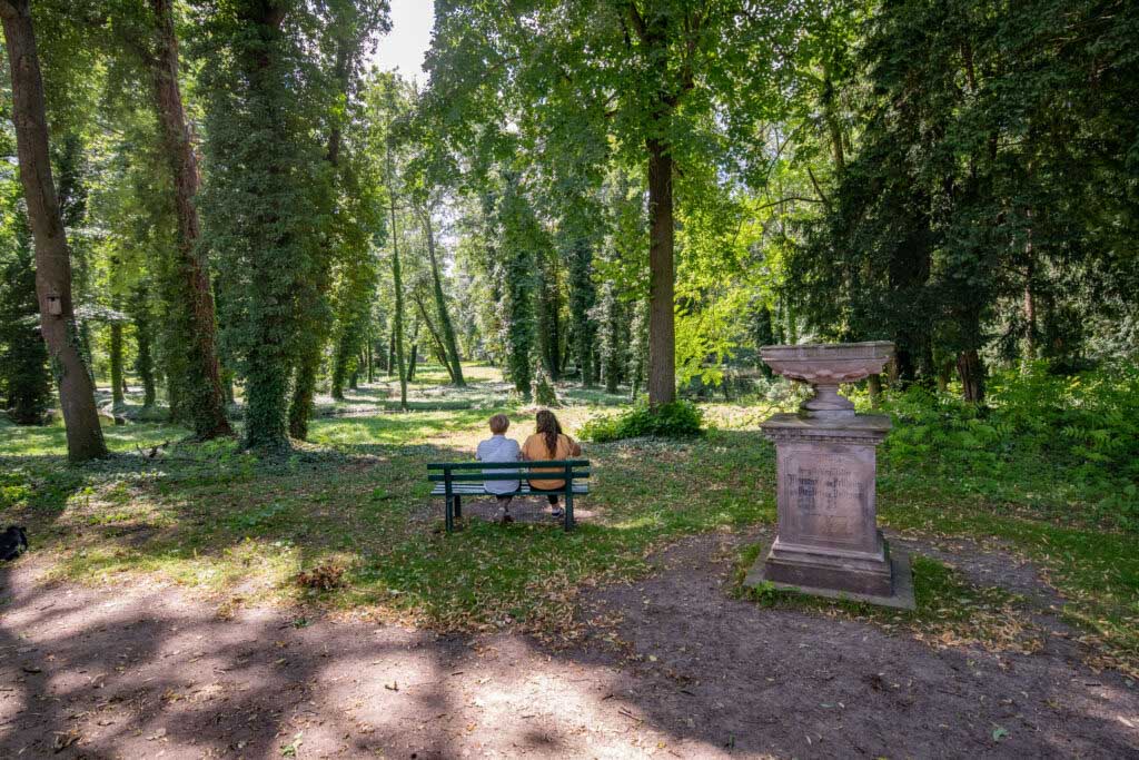 Im Schlosspark Ostrau gibt es auch die eine oder andere gemütliche Bank (c) Saale-Unstrut-Tourismus e.V., Falko Matte