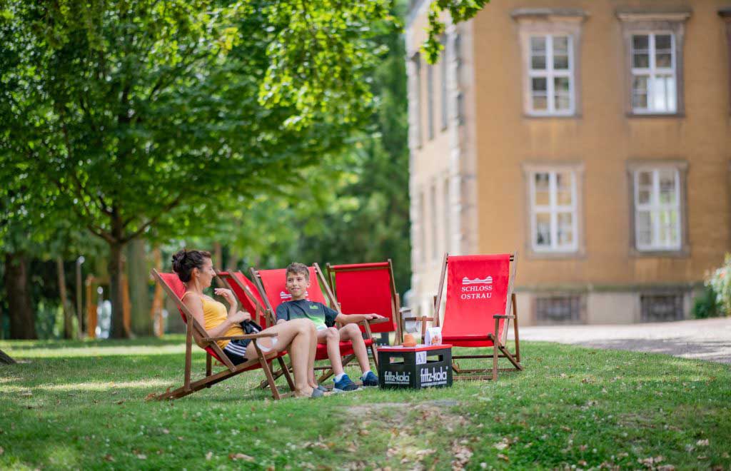 Das Schlosscafé Ostrau hält auch einige gemütliche Liegestühle bereit (c9 Saale-Unstrut-Tourismus e.V., Falko Matte