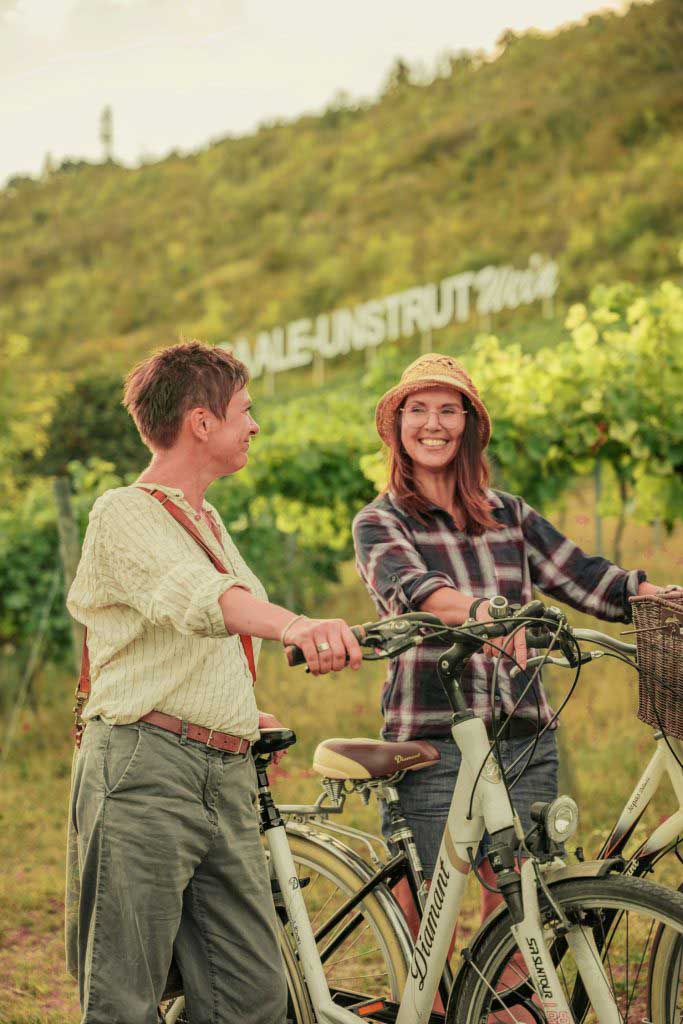 Der Schriftzug Saale-Unstrut-Wein ist ein weithin sichtbares Zeichen am Saaleradweg (c) Saale-Unstrut-Tourismus GmbH, Falko Matte