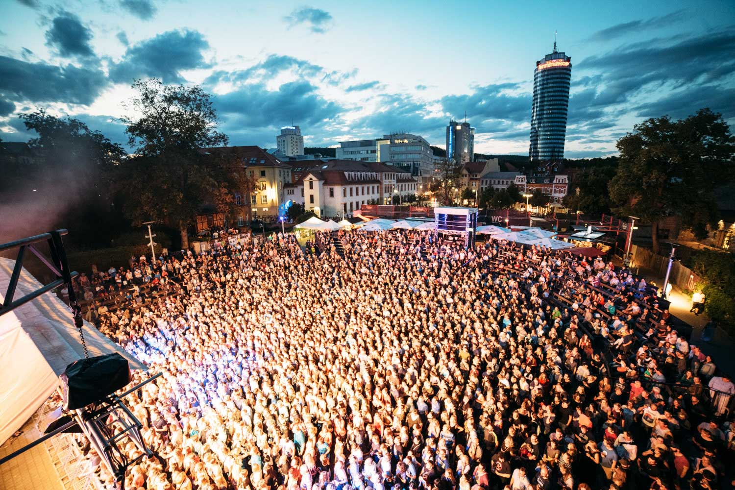 Enthusiastic people at the KulturArena on the theatre forecourt Jena (c) JenaKultur, C. Worsch