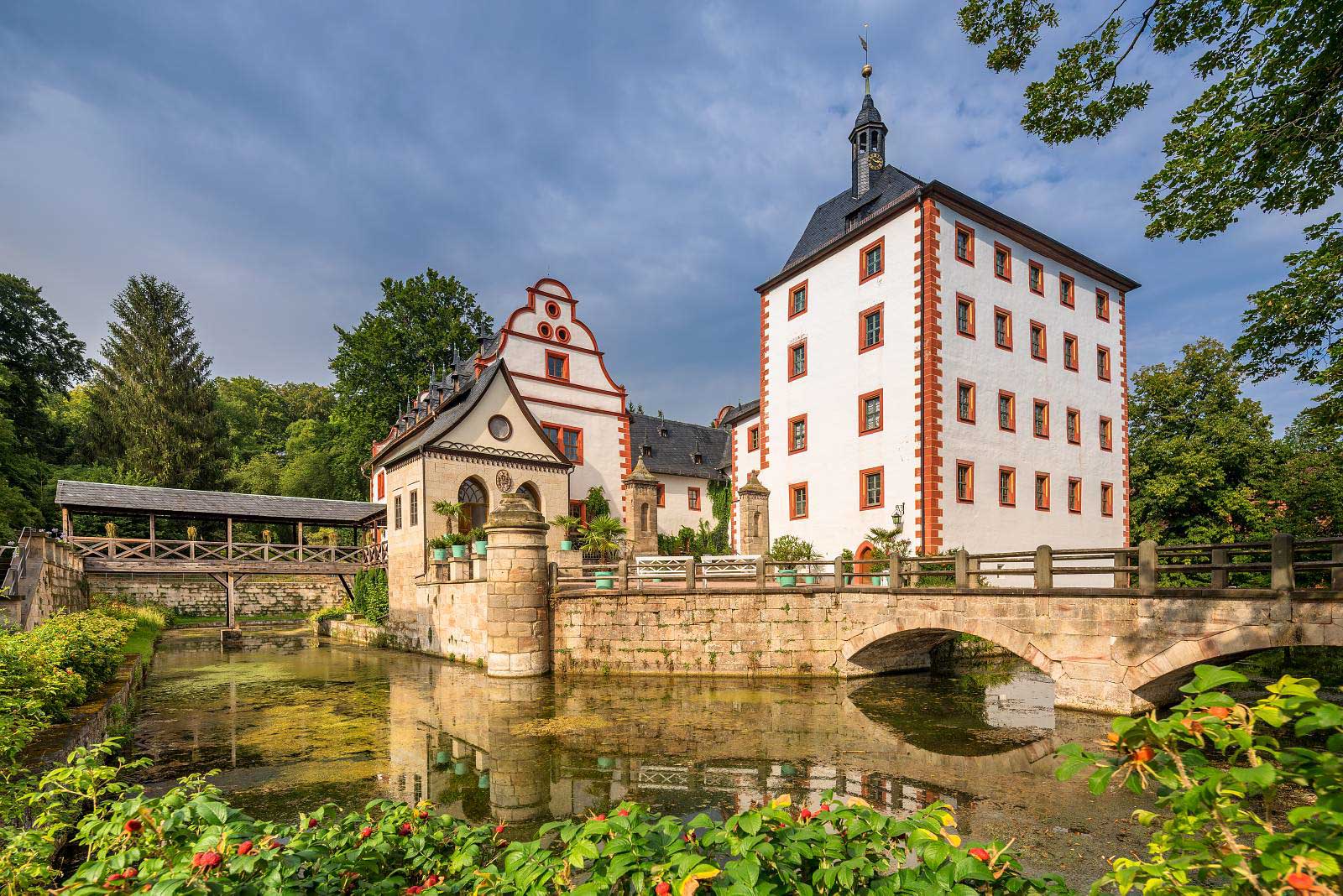 01 Schloss Kochberg mit Wallgraben