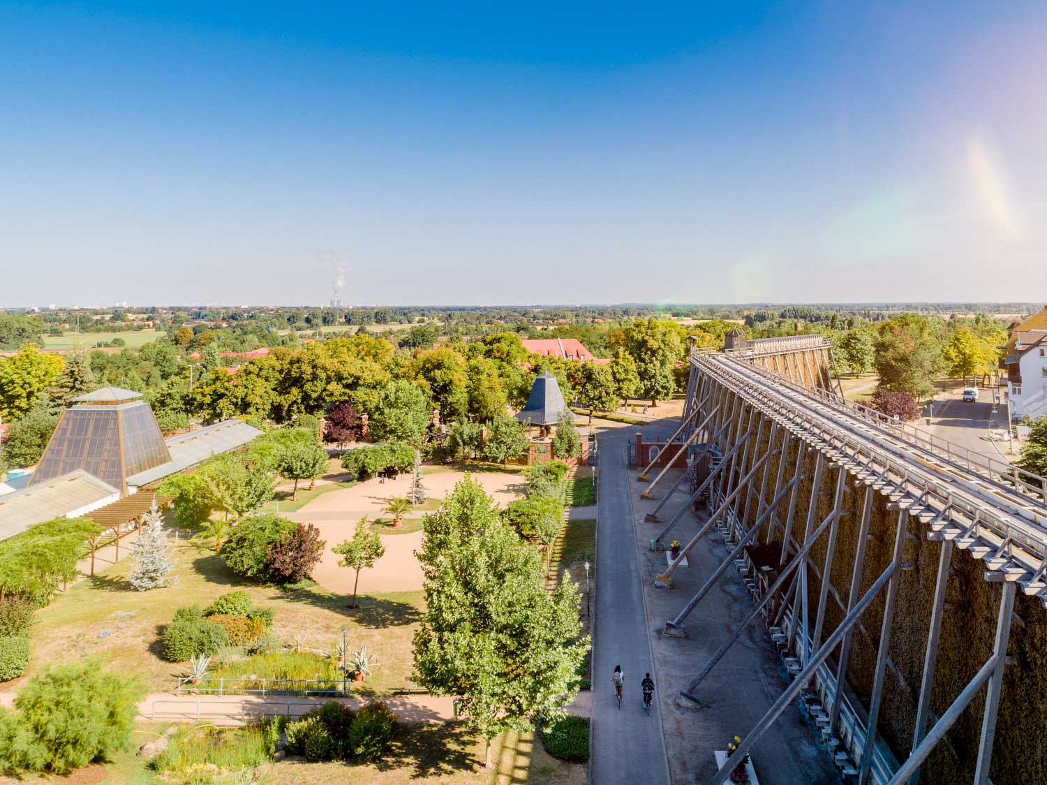 Das Gradierwerk ist im Kurpark Bad Dürrenberg deutlich präsent (c) Saale-Unstrut-Tourismus e.V., Transmedial