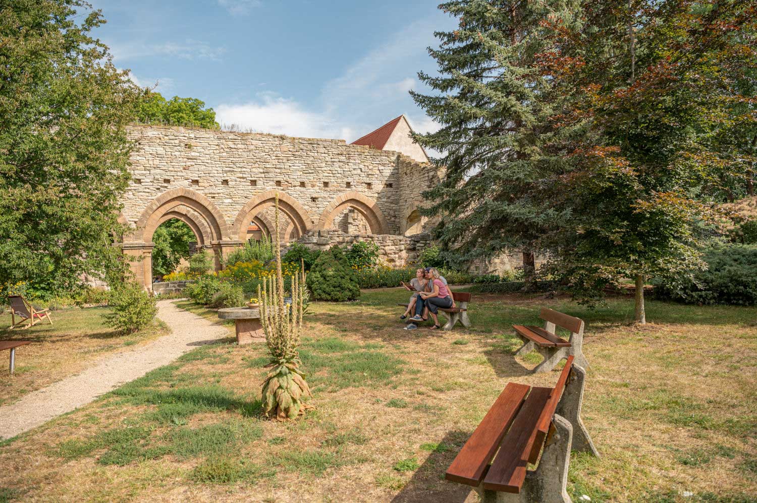 Klooster en keizerlijk paleis Memleben heeft prachtig terrein met kloostertuin (c) Saale-Unstrut-Tourismus e.V., Falko Matte