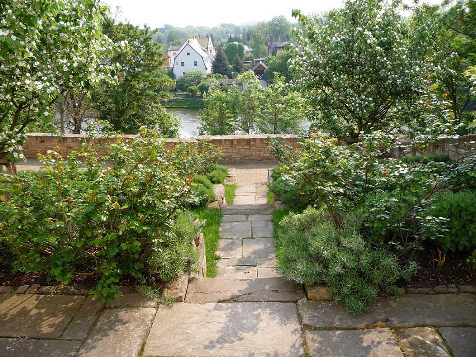 De tuin van het Kapitelhaus is aangelegd als terrastuin met uitzicht op de Saale (c) Vereinigte Domstifterarten aangelegd (c) Vereinigte Domstifter