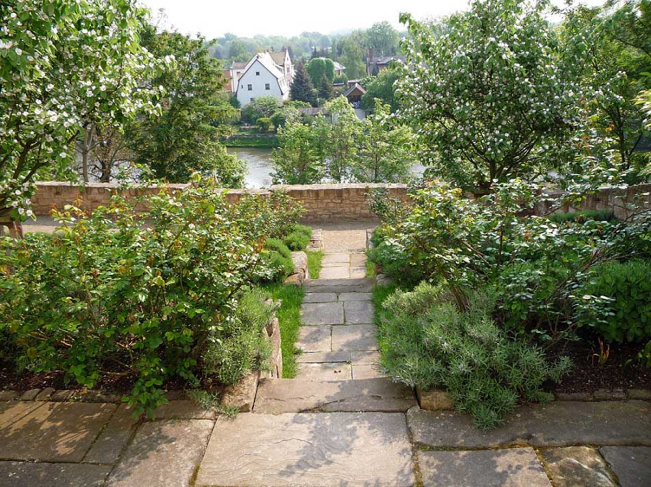 Der Kapitelhausgarten ist als Terrassengarten mit blick auf die Saale angelegt (c) Vereinigte Domstifterarten angelegt (c) Vereinigte Domstifter