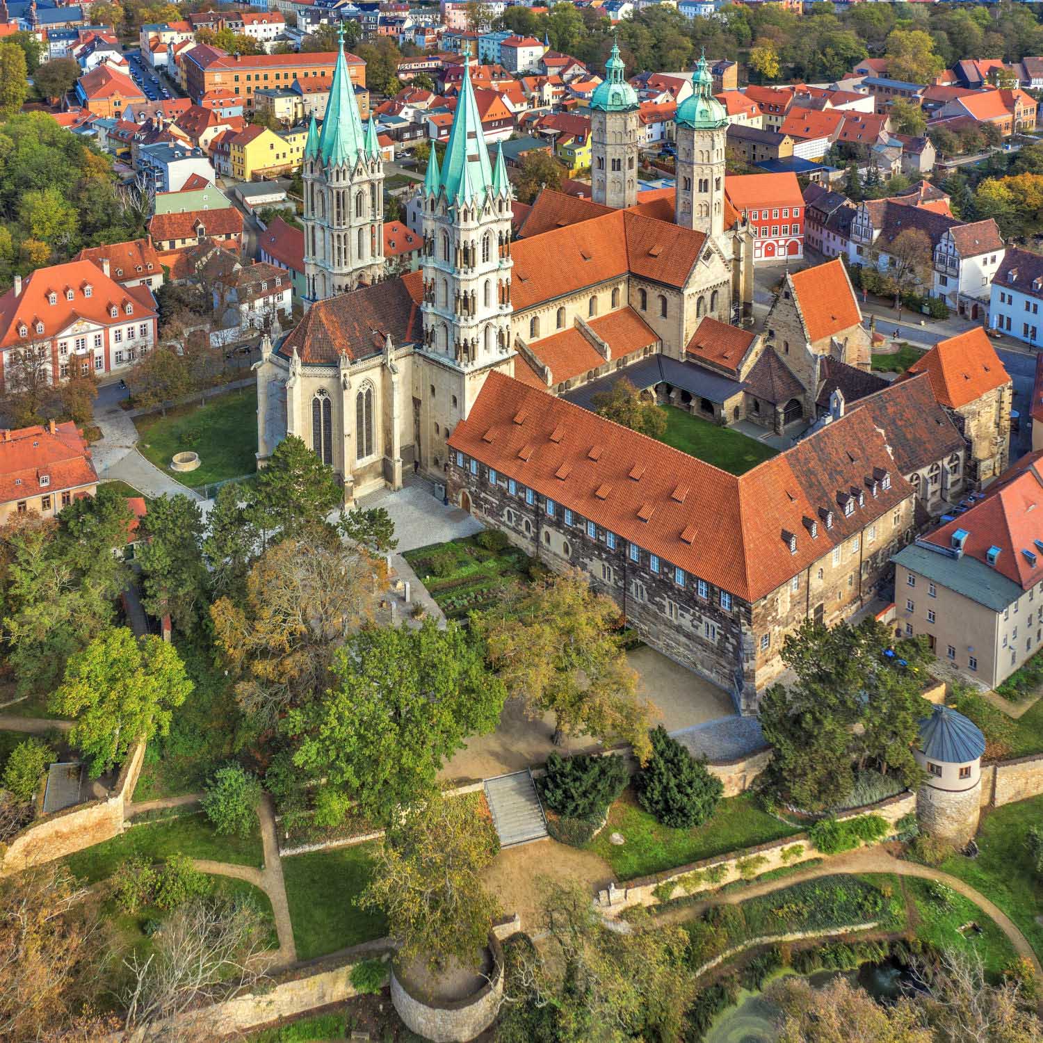 An das UESCO-Welterbe Naumburger Dom schließt sich der Domgarten an (c) Vereinigte Domstifter, Falko Matte