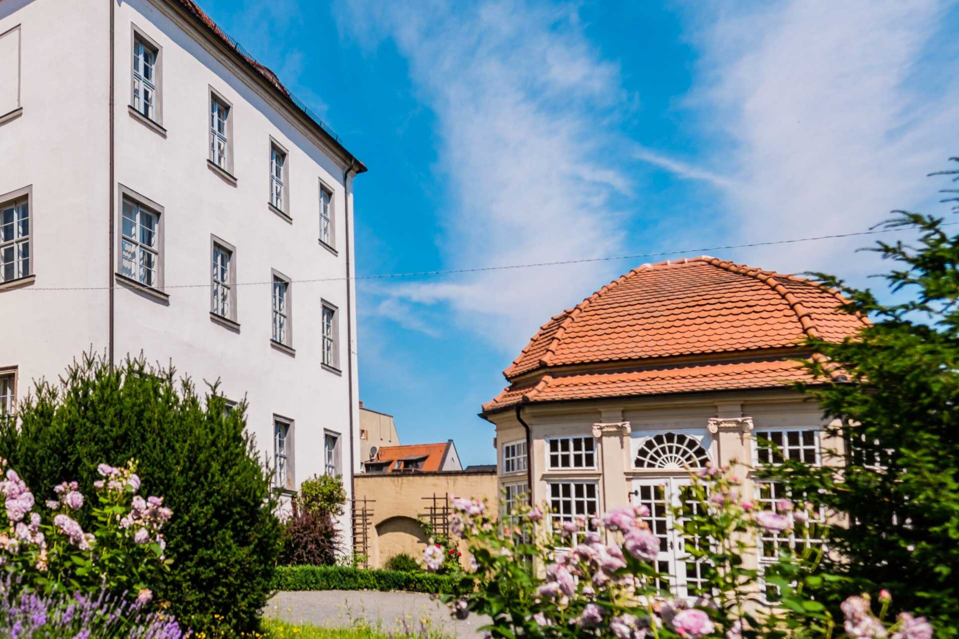 Der Novalisgarten schließt sich an die Novalis-Gedenkstätte in Weißenfels direkt an (c) E.S. Photographie