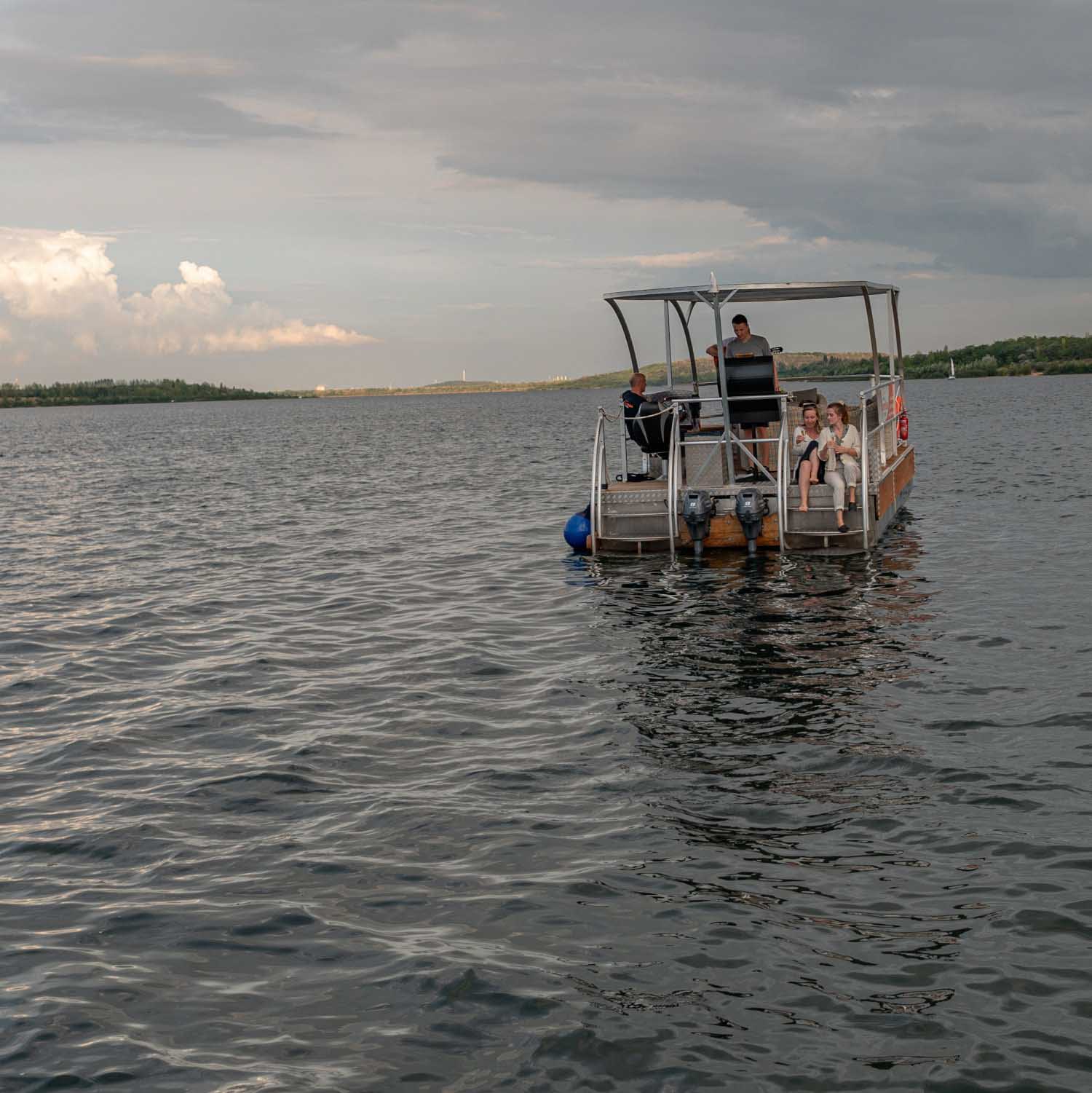 Grillboot auf dem Geiseltalsee (c) Saale-Unstrut-Tourismus e.V., Falko Matte