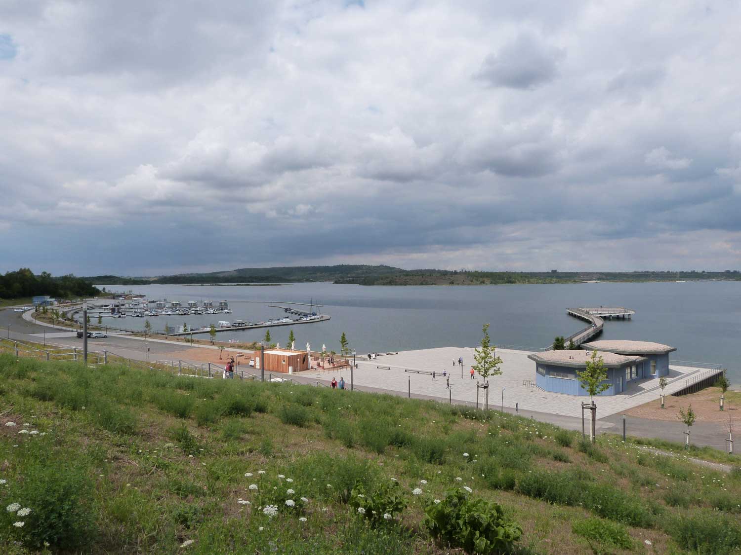 Marina Braunsbedra mit Seebrücke und Tourist-Information (c) Stadt Braunsbedra