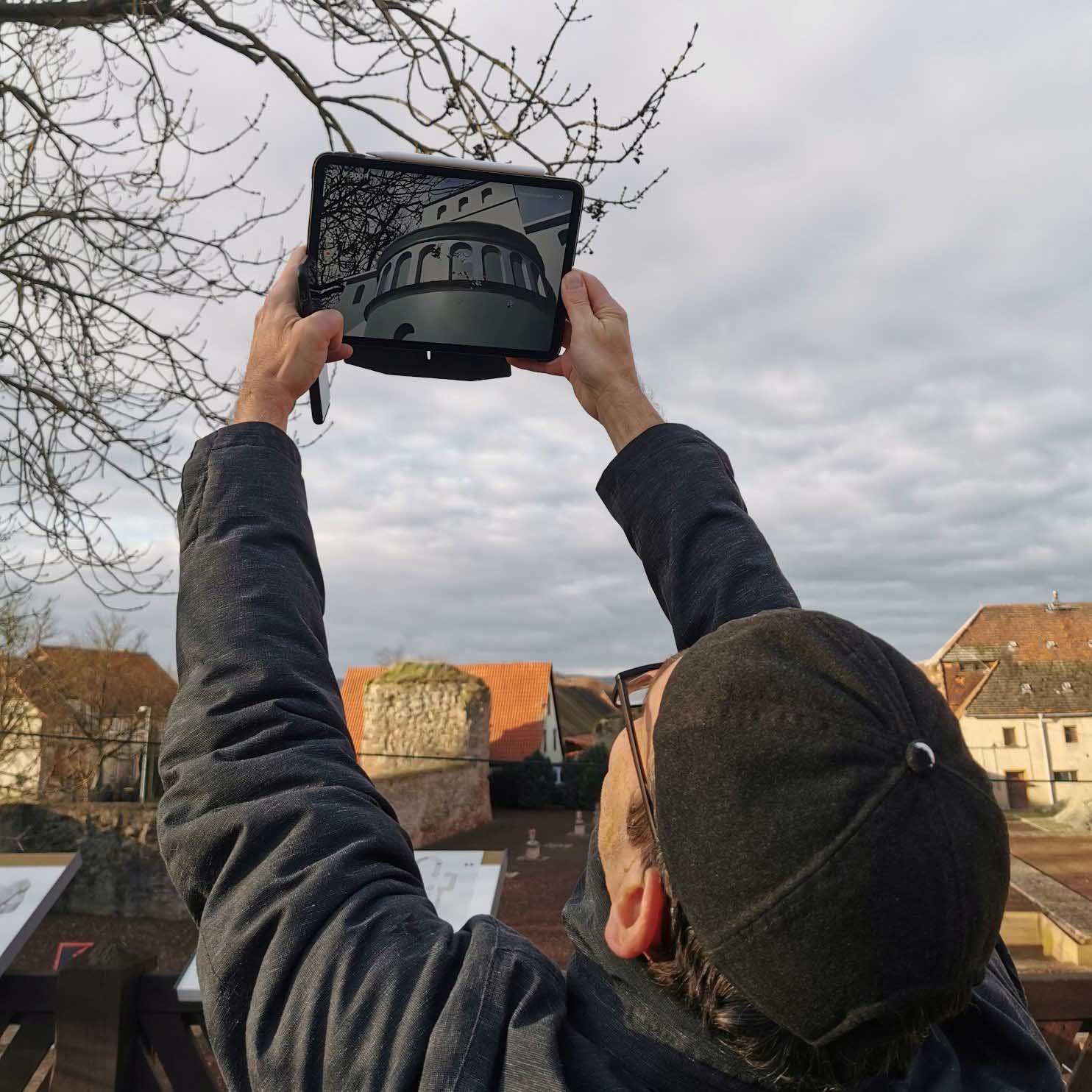 Mittels Tablet erwachen in Memleben die alten Kirchenruinen zu alter Pracht (c) Kloster und Kaiserpfalz Memleben