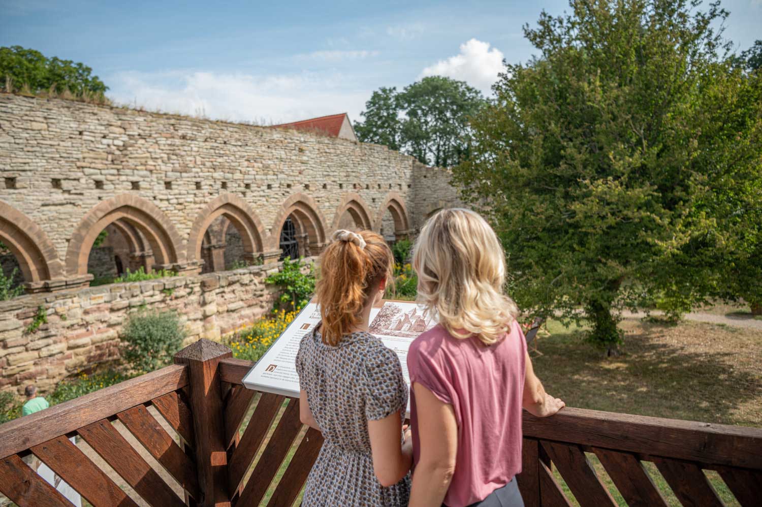 Aussichtspunkt auf dem Klostergelände Memleben (c) Saale-Unstrut-Tourismus e.V., Falko Matte