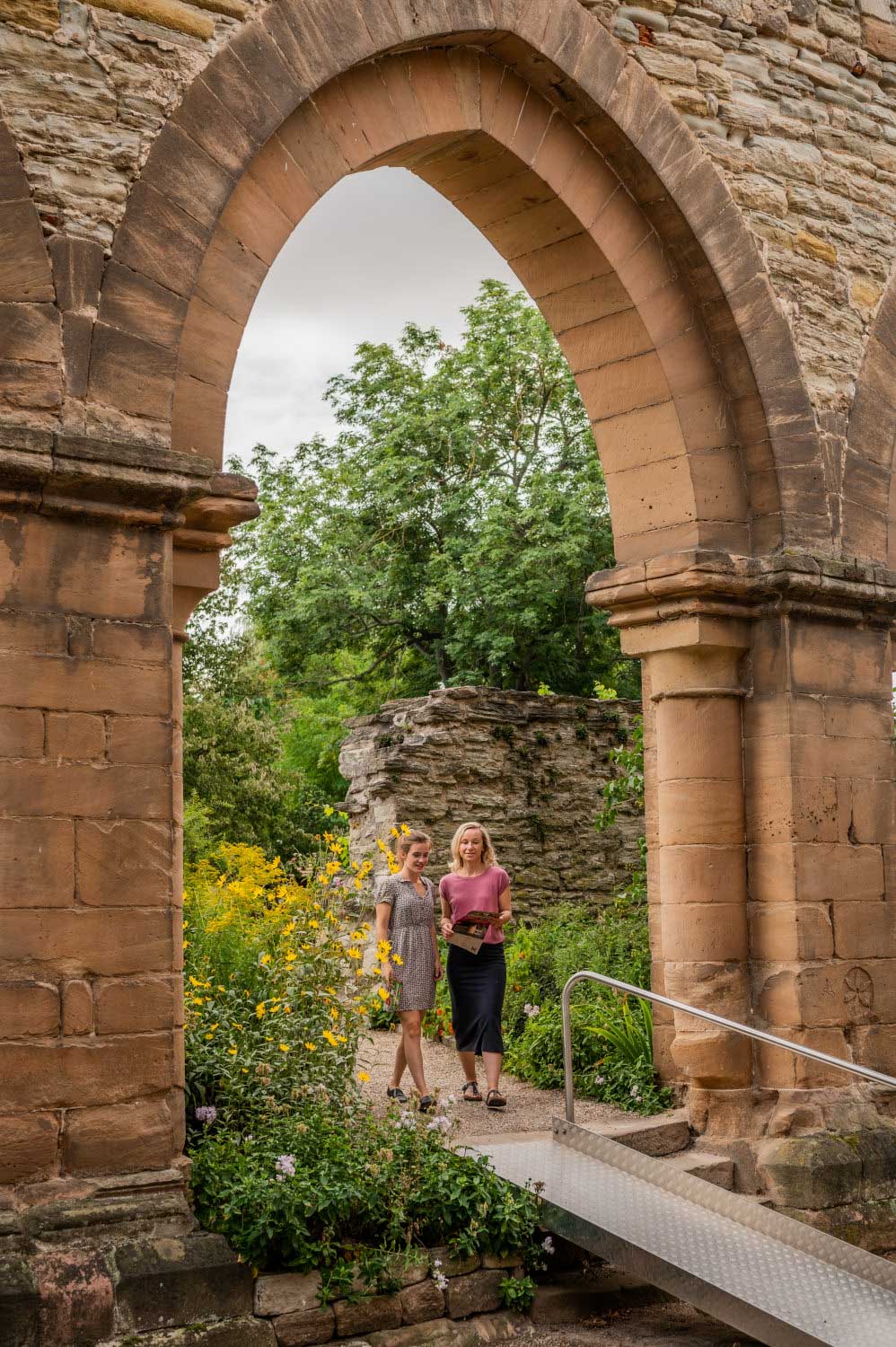 Spaziergang durch die Klosteranlage Memleben (c) Saale-Unstrut-Tourismus e.V., Falko Matte