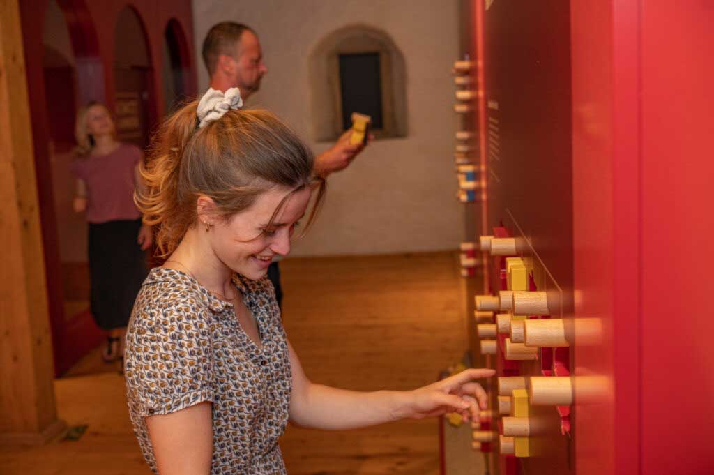 spielerische Elemente im Ausstellungsbereich des Klosters Memleben (c) Saale-Unstrut-Tourismus e.V., Falko Matte