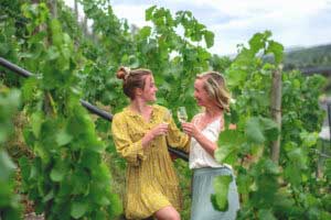 Enjoying wine in the vineyard (c) Saale-Unstrut-Tourismus e.V., Falko Matte