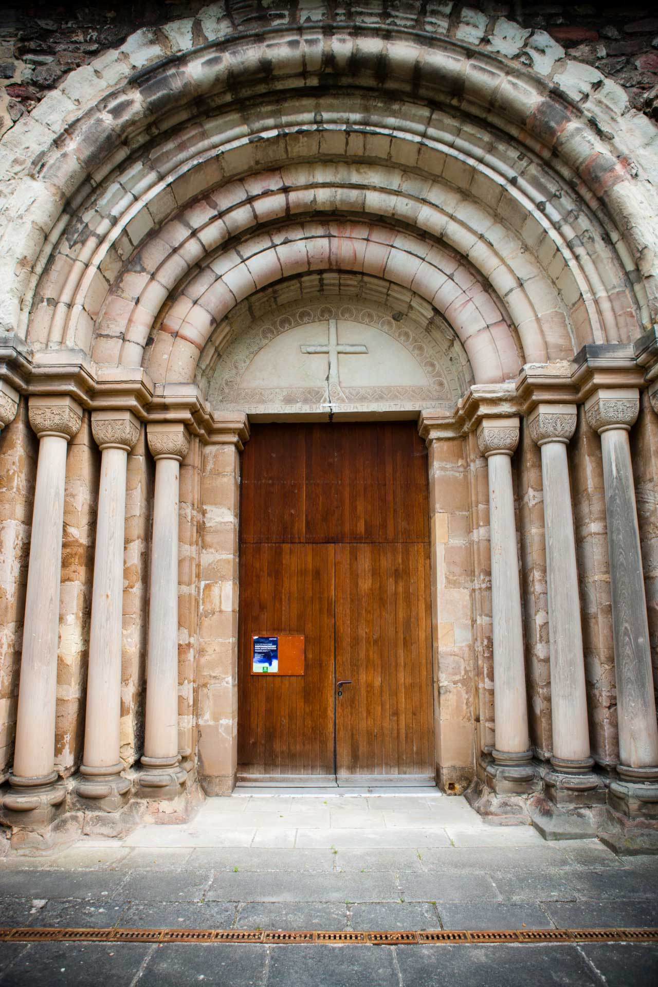 Romanisches Portal an der Klosterkirche Thalbürgel (c) Jens Hauspuurg